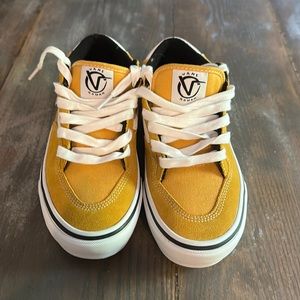 Men’s size 6.5 Vans Rowan Skate Shoes. Brand new never worn with sole stickers.